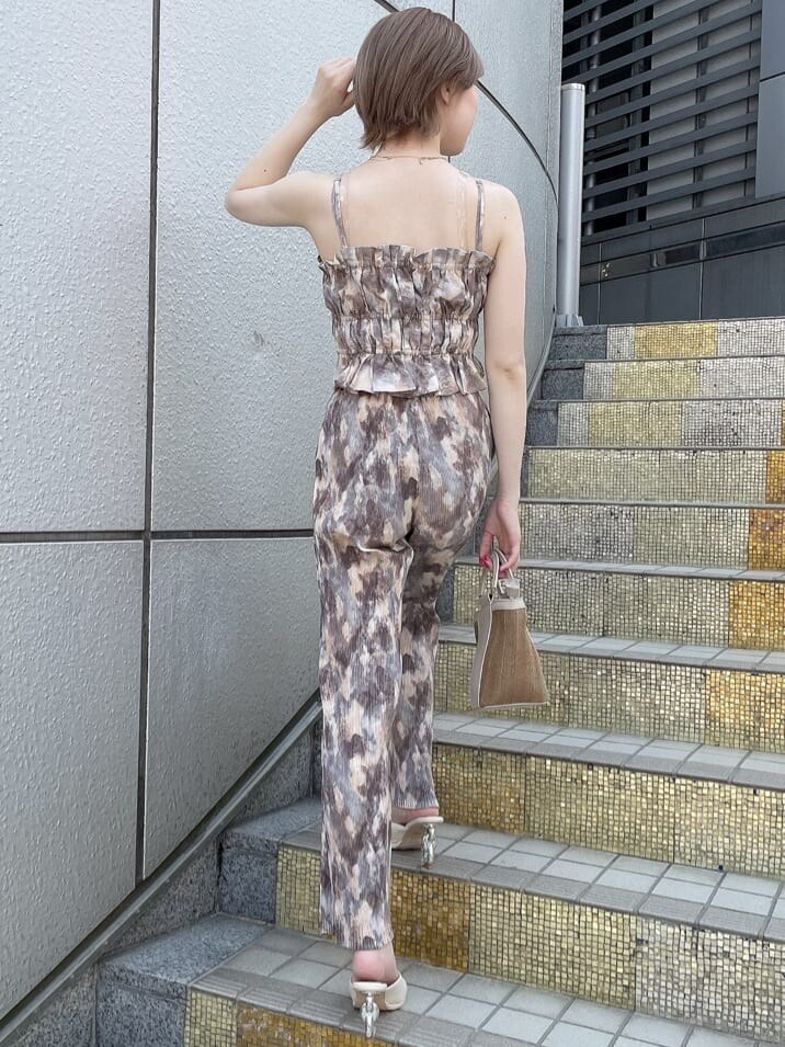 ベージュ系のハンドバッグ、ホワイト系のサンダル、ブルー系のその他パンツを着用したレディースの夏コーディネートの4枚目の写真