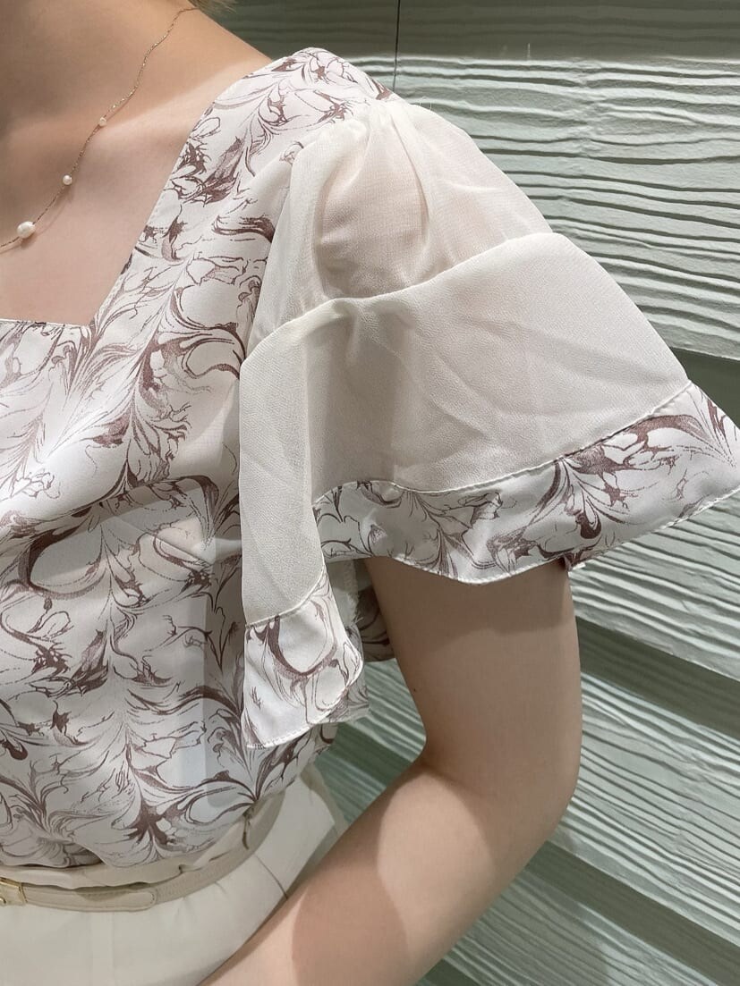 その他のシャツ/ブラウス、ホワイト系のスカート、ホワイト系のパンプスを着用したレディースの夏コーディネートの5枚目の写真