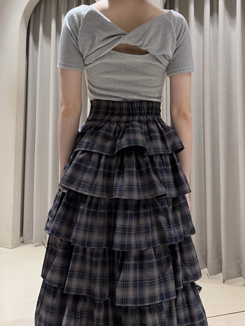 グレー系のTシャツ/カットソー、グレー系のスカート、ブラック系のパンプスを着用したレディースの夏コーディネートの7枚目の写真
