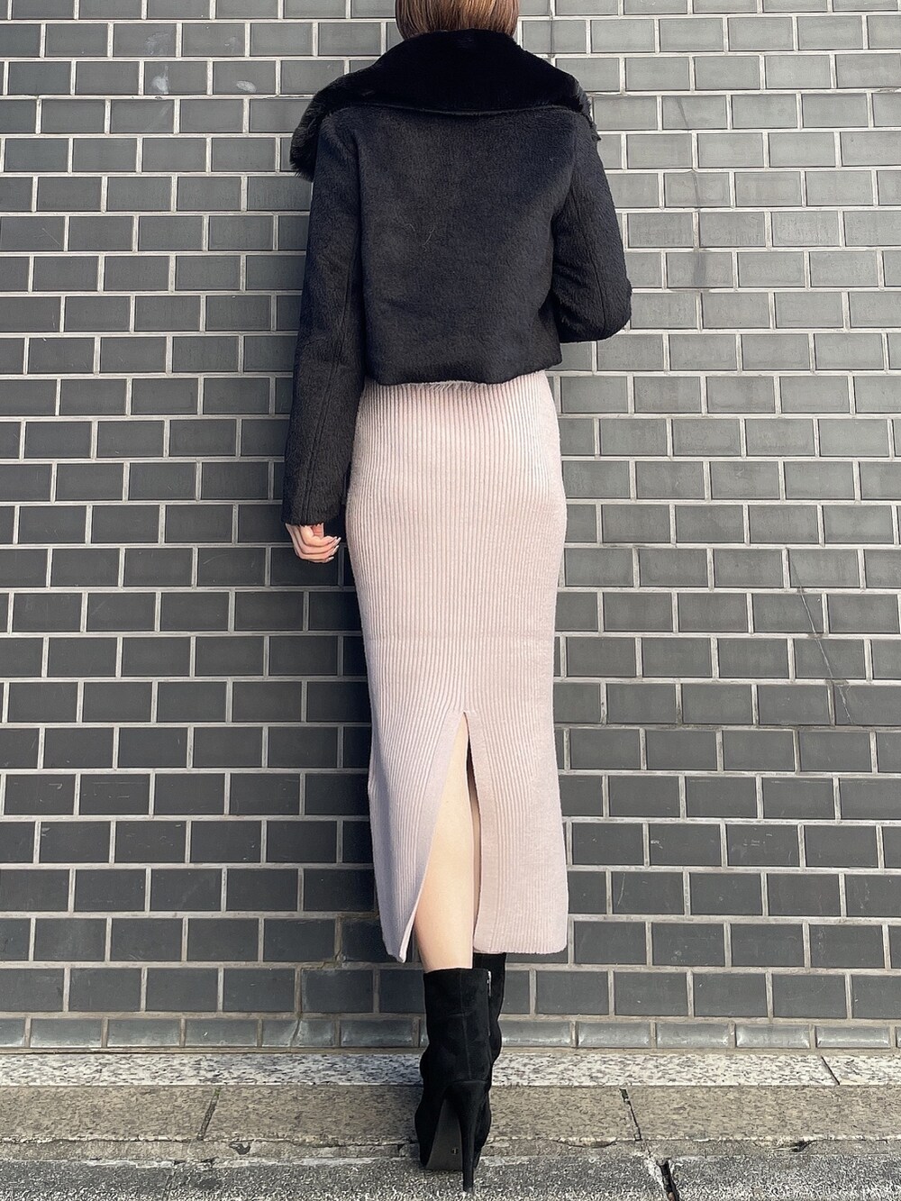 ブラック系のブーツ、グレー系のワンピース、ブラック系のその他アウターを着用したレディースの冬コーディネートの7枚目の写真