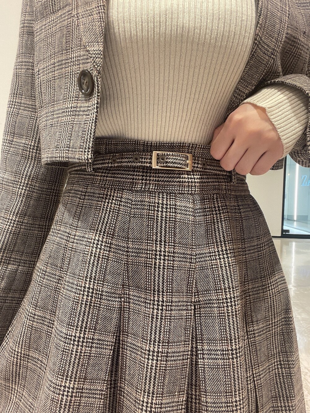 その他のスカート、その他のテーラードジャケット、ホワイト系のニット/セーターを着用したレディースの秋コーディネートの6枚目の写真