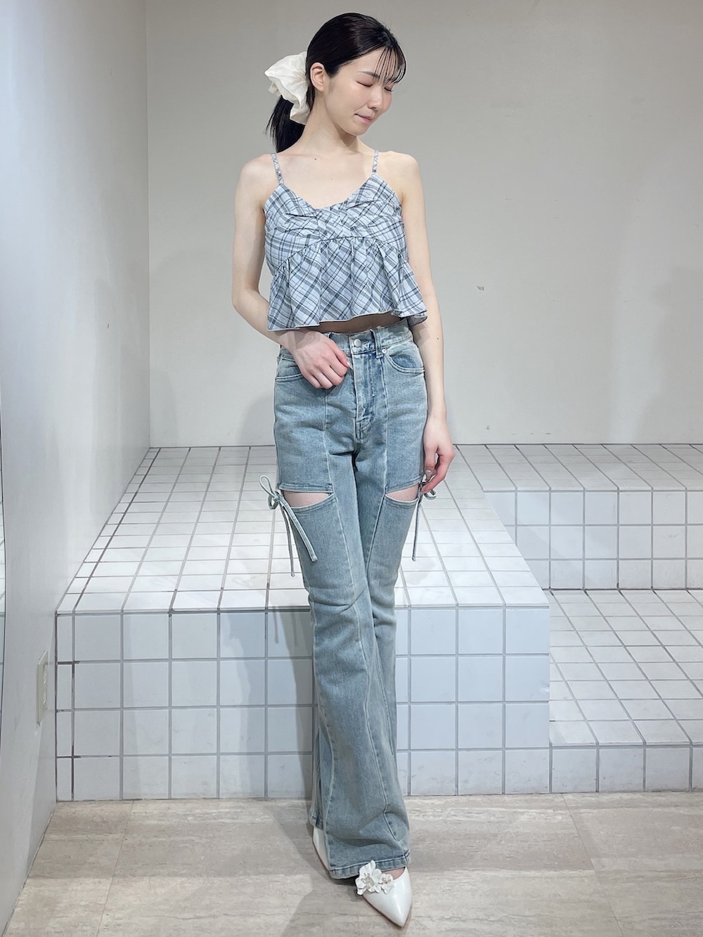 ブルー系のシャツ/ブラウス、ブルー系のシャツ/ブラウス、ホワイト系のパンプスを着用したレディースの春コーディネートの4枚目の写真