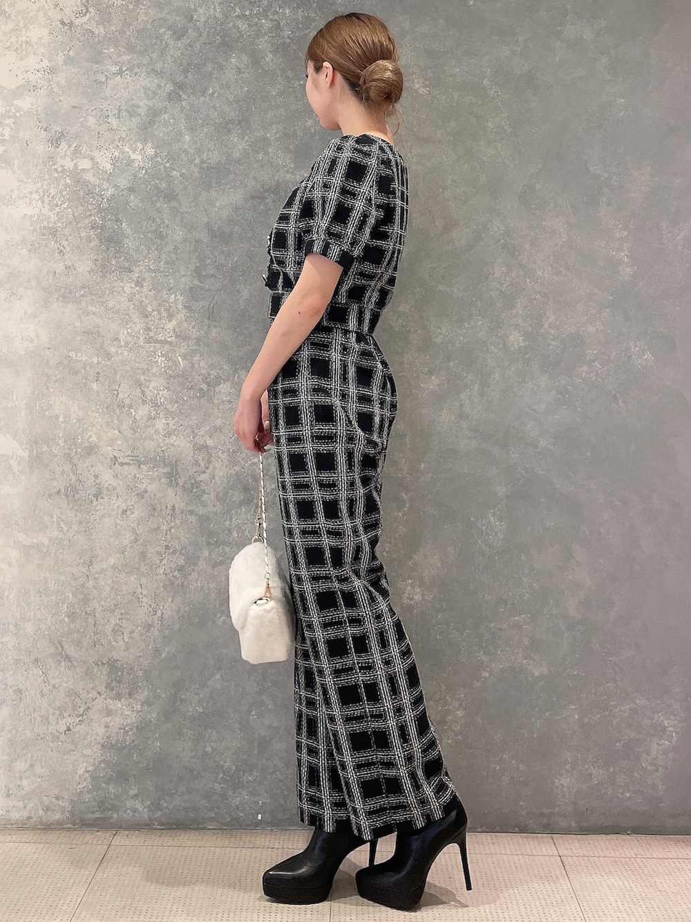 ブラック系のシャツ/ブラウス、ブラック系のその他パンツ、ホワイト系のハンドバッグを着用したレディースの夏コーディネートの3枚目の写真