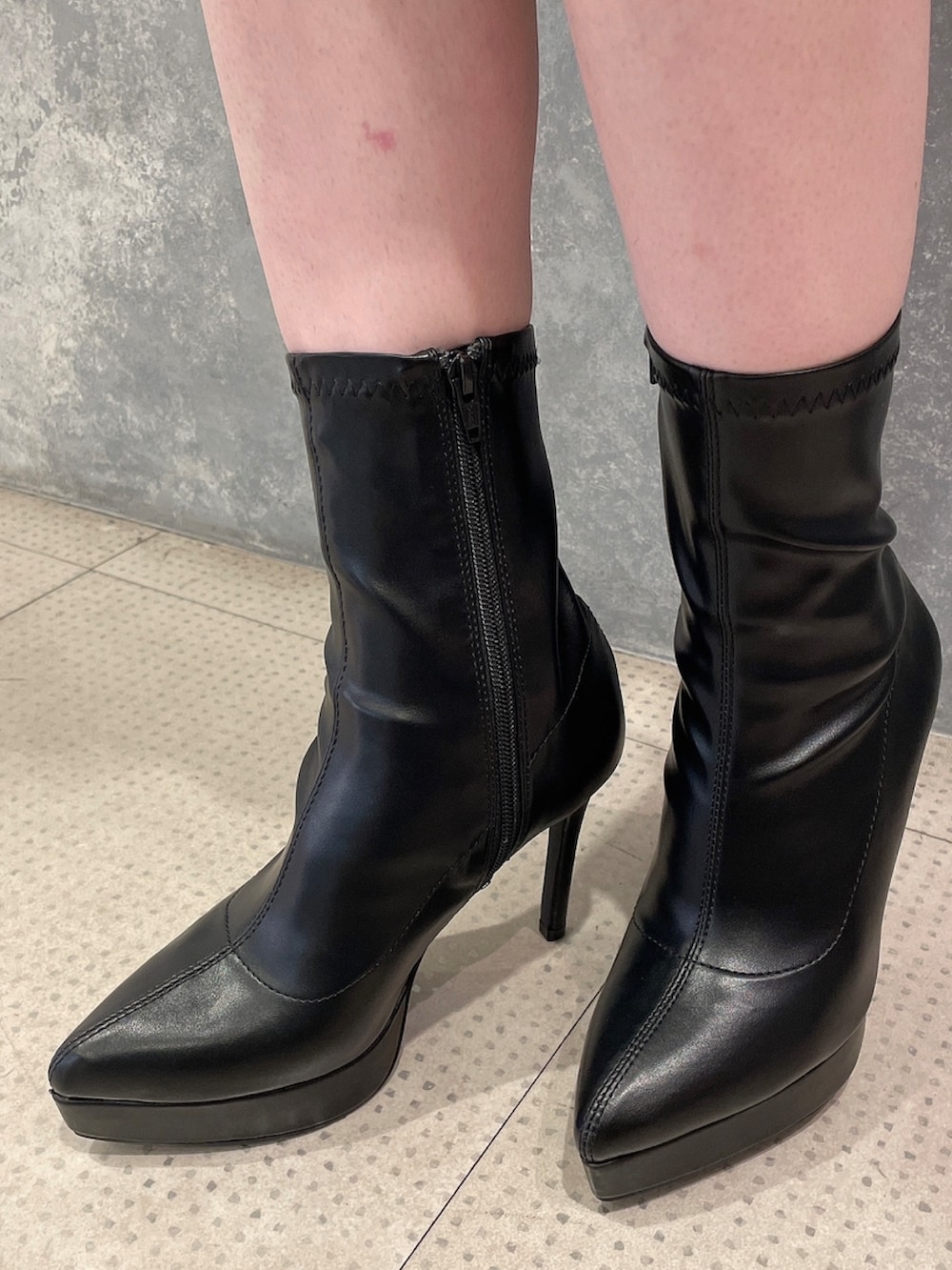 ブルー系のワンピース、ブラック系のブーツを着用したレディースの秋コーディネートの7枚目の写真