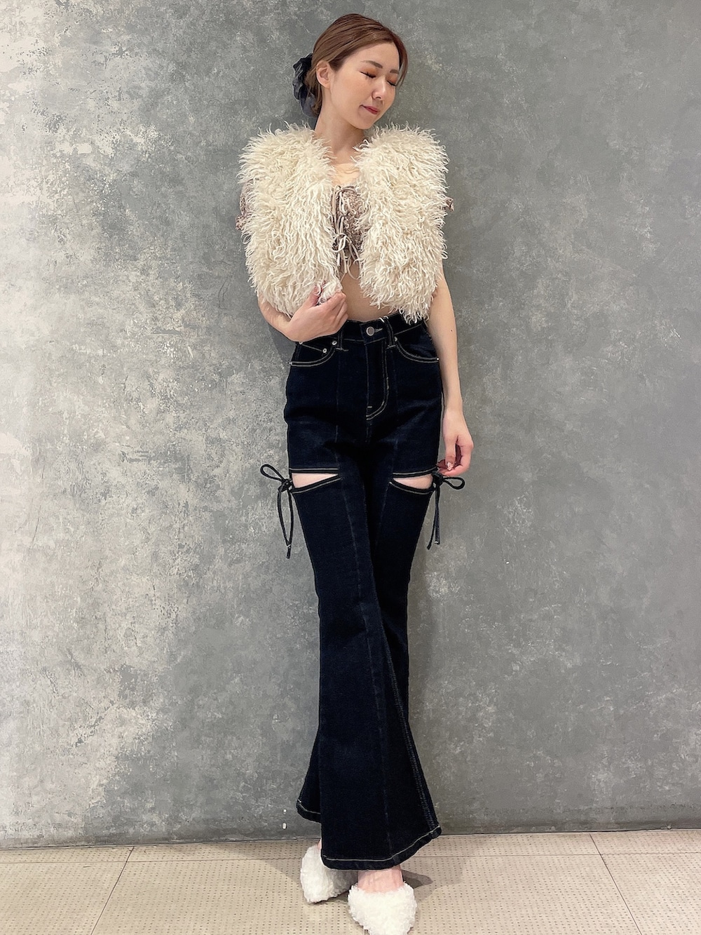 ベージュ系のシャツ/ブラウス、ブルー系のデニムパンツ、ホワイト系のパンプスを着用したレディースの夏コーディネートの5枚目の写真