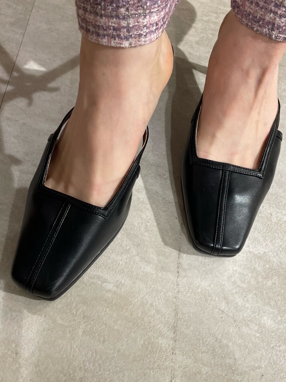 ブラック系のワンピース、ブラック系のパンプスを着用したレディースの春コーディネートの7枚目の写真