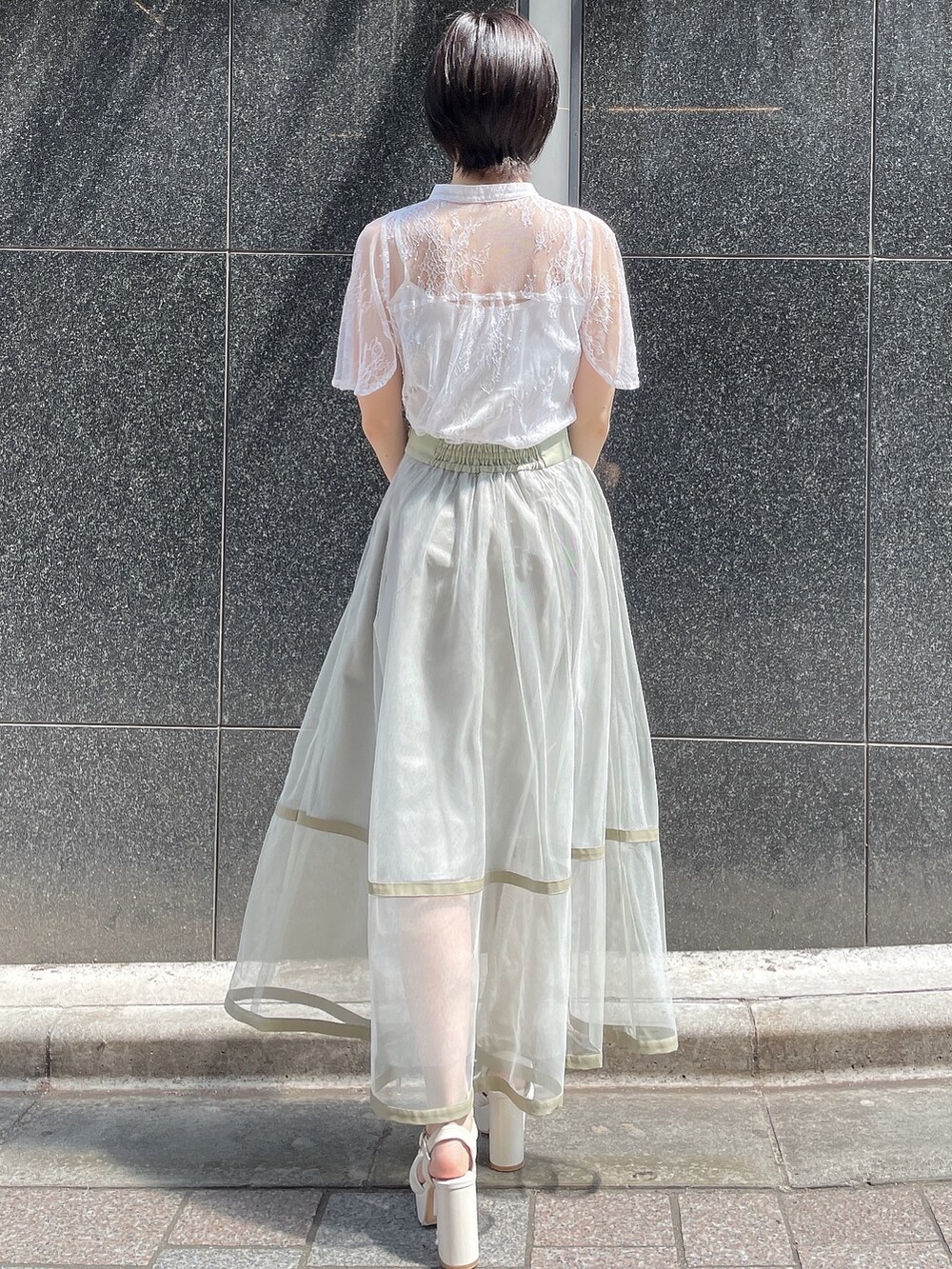 ホワイト系のシャツ/ブラウス、ホワイト系のサンダル、グリーン系のスカートを着用したレディースの春コーディネートの4枚目の写真