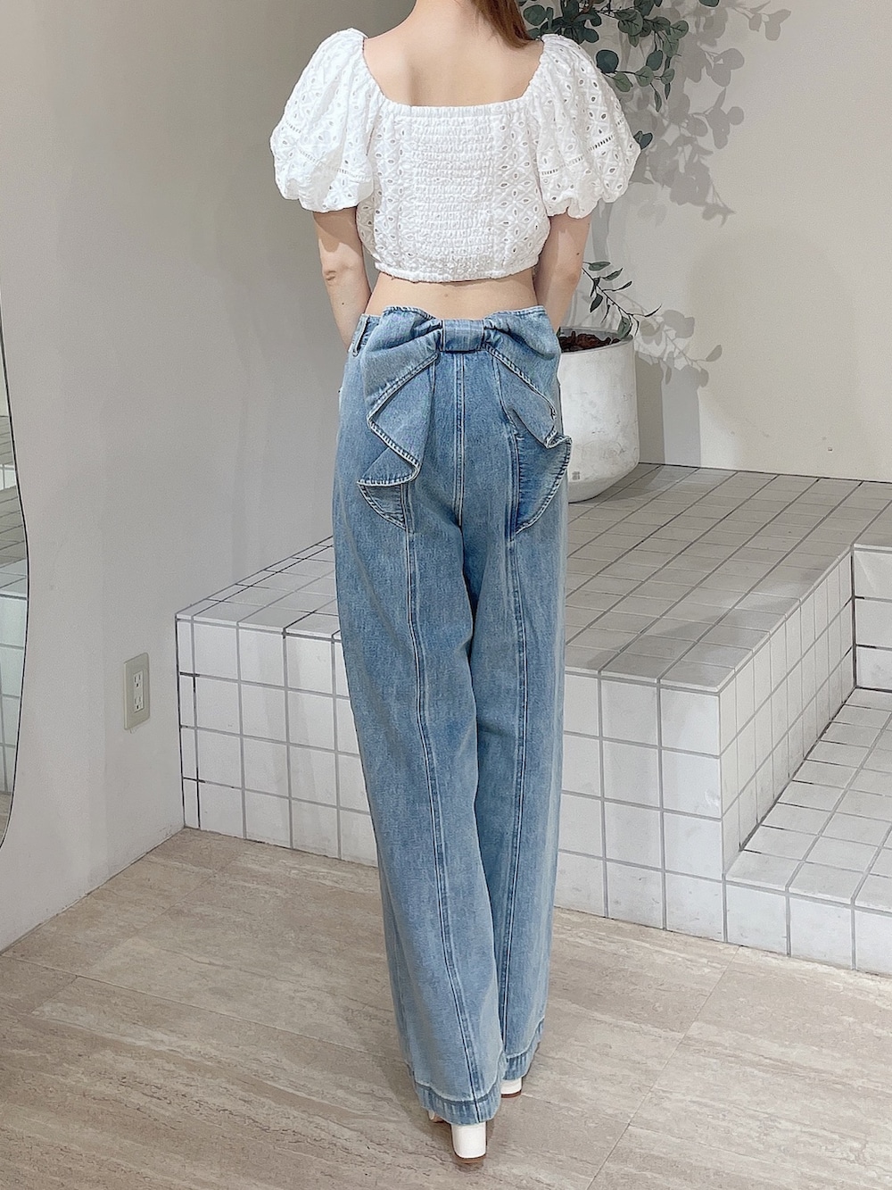 ホワイト系のサンダル、ブルー系のデニムパンツ、ホワイト系のシャツ/ブラウスを着用したレディースの夏コーディネートの6枚目の写真