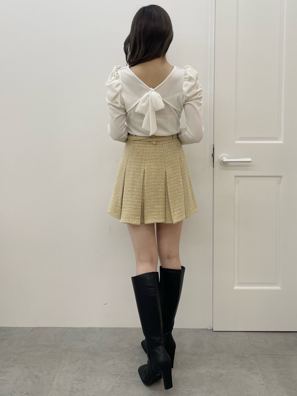 イエロー系のテーラードジャケット、イエロー系のスカート、ホワイト系のTシャツ/カットソーを着用したレディースの秋コーディネートの5枚目の写真