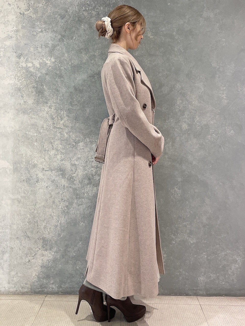 ブラウン系のその他アウター、ホワイト系のニット/セーター、ホワイト系のスカートを着用したレディースの秋コーディネートの2枚目の写真