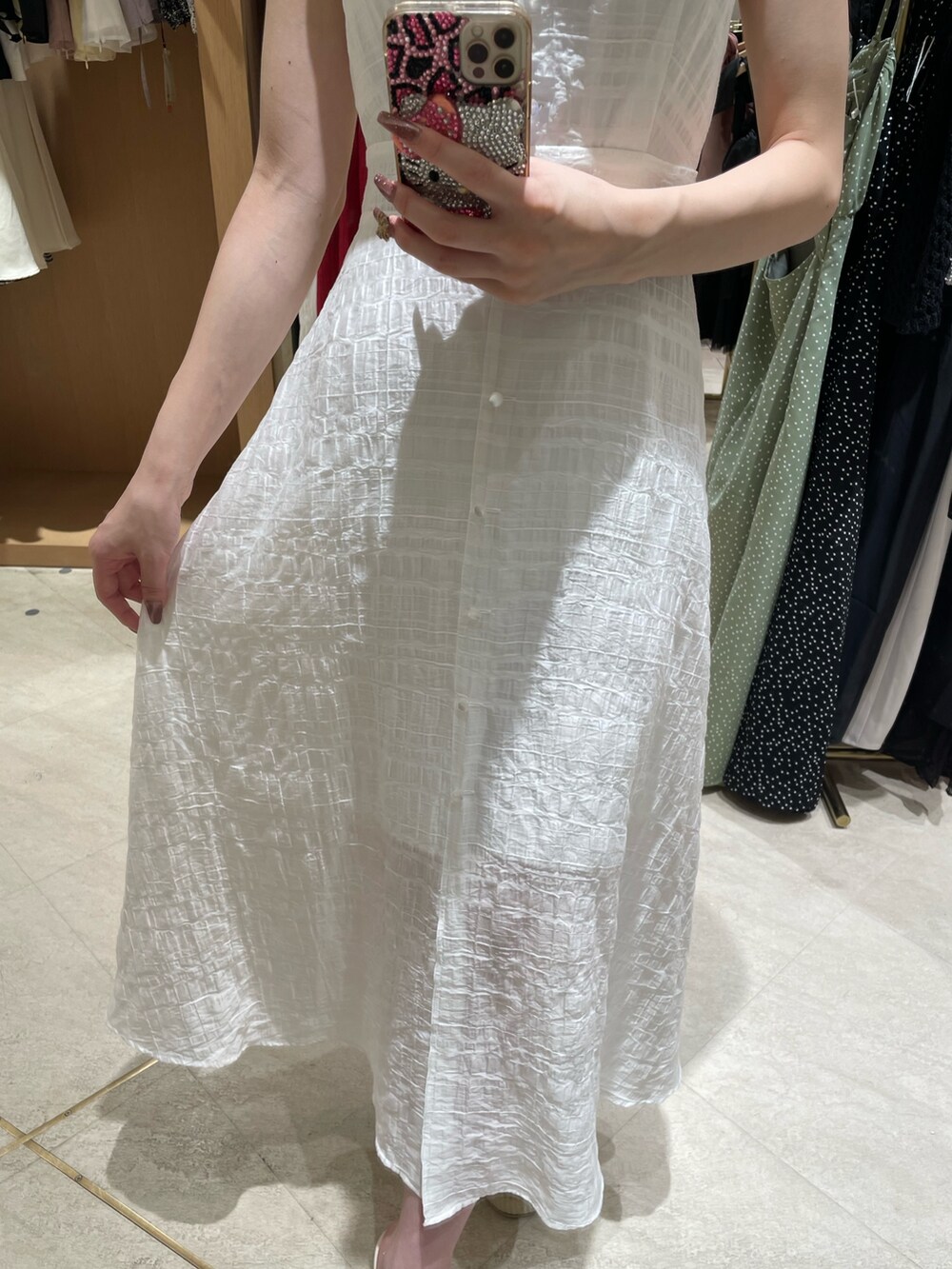 ホワイト系のワンピース、ホワイト系のサンダルを着用したレディースの夏コーディネートの5枚目の写真