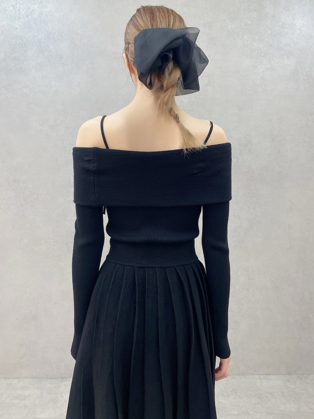 ブラック系のサンダル、ブラック系のワンピース、ブラック系のバレッタ/ヘアクリップを着用したレディースの春コーディネートの6枚目の写真