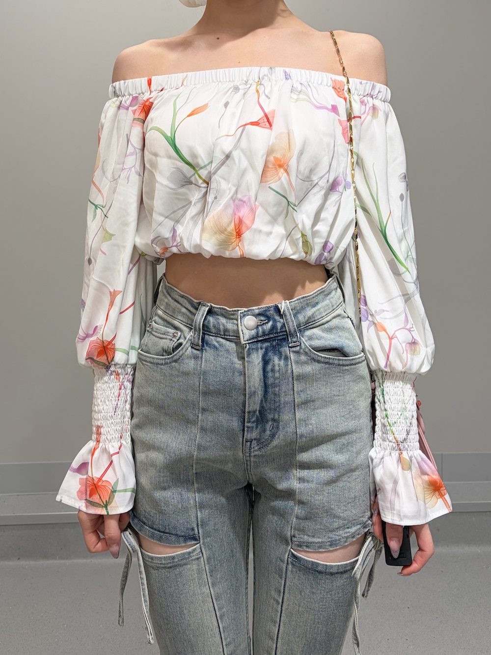 ホワイト系のシャツ/ブラウス、ブルー系のデニムパンツ、ピンク系のショルダーバッグを着用したレディースの冬コーディネートの4枚目の写真