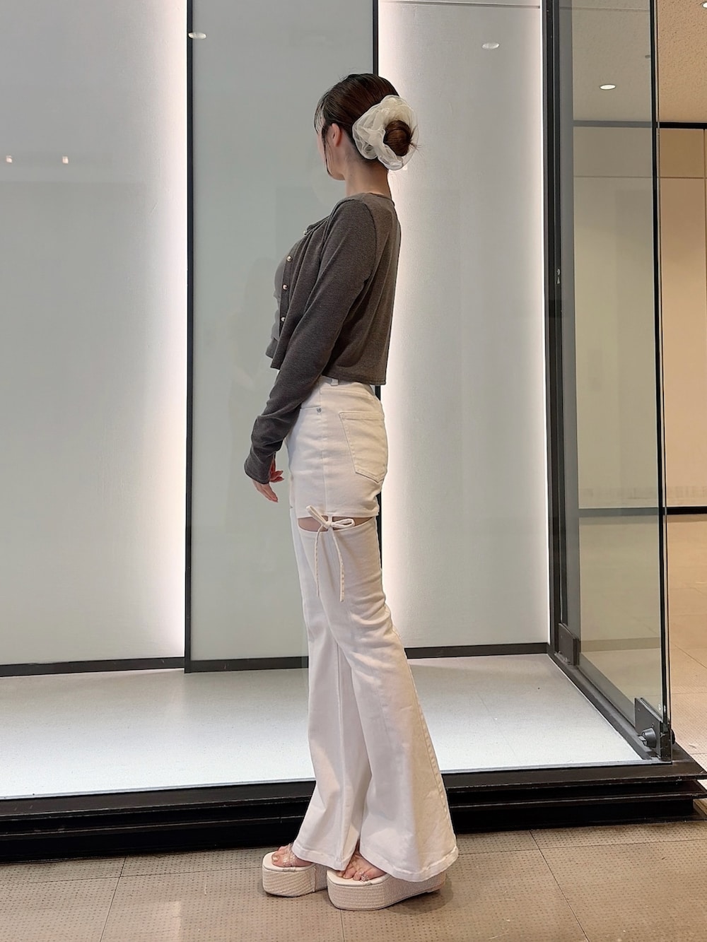 グレー系のTシャツ/カットソー、ホワイト系のデニムパンツ、ホワイト系のサンダルを着用したレディースの夏コーディネートの2枚目の写真