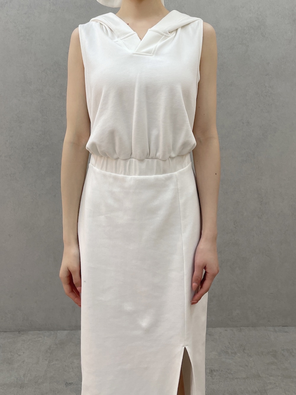 ホワイト系のワンピース、ホワイト系のサンダル、ホワイト系のバレッタ/ヘアクリップを着用したレディースの春コーディネートの4枚目の写真