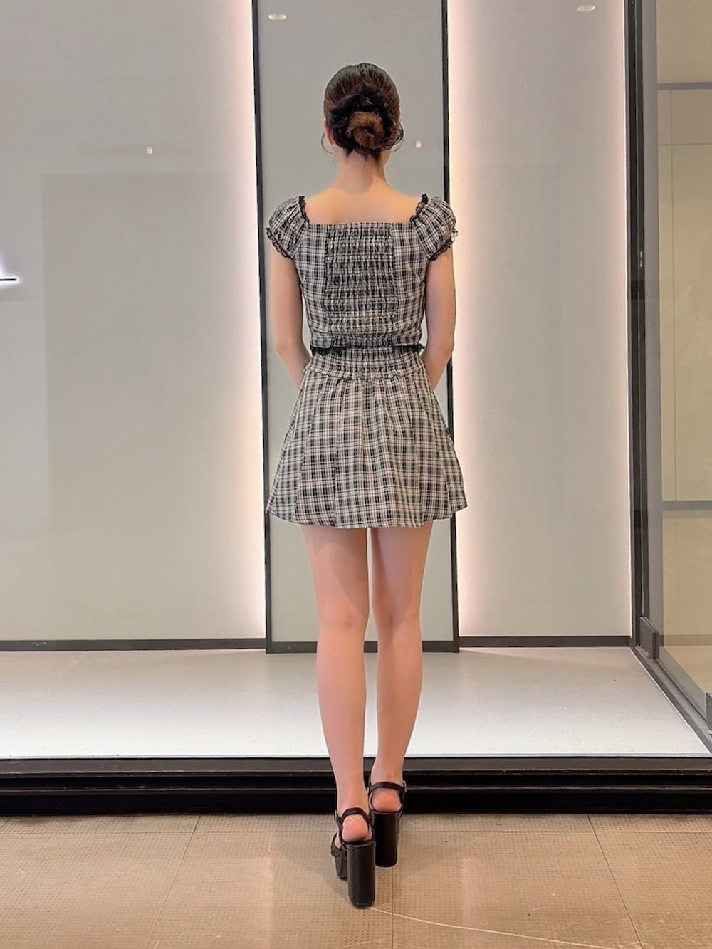 ブラック系のシャツ/ブラウス、ブラック系のスカート、ブラック系のサンダルを着用したレディースの夏コーディネートの5枚目の写真