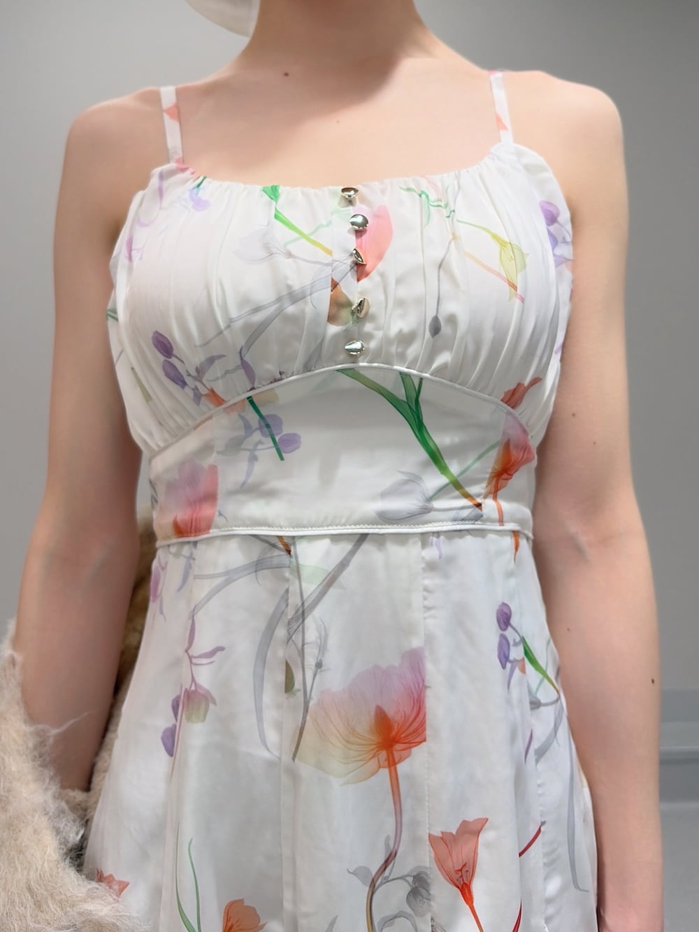 ホワイト系のワンピース、ピンク系のショルダーバッグ、ホワイト系のパンプスを着用したレディースの冬コーディネートの7枚目の写真