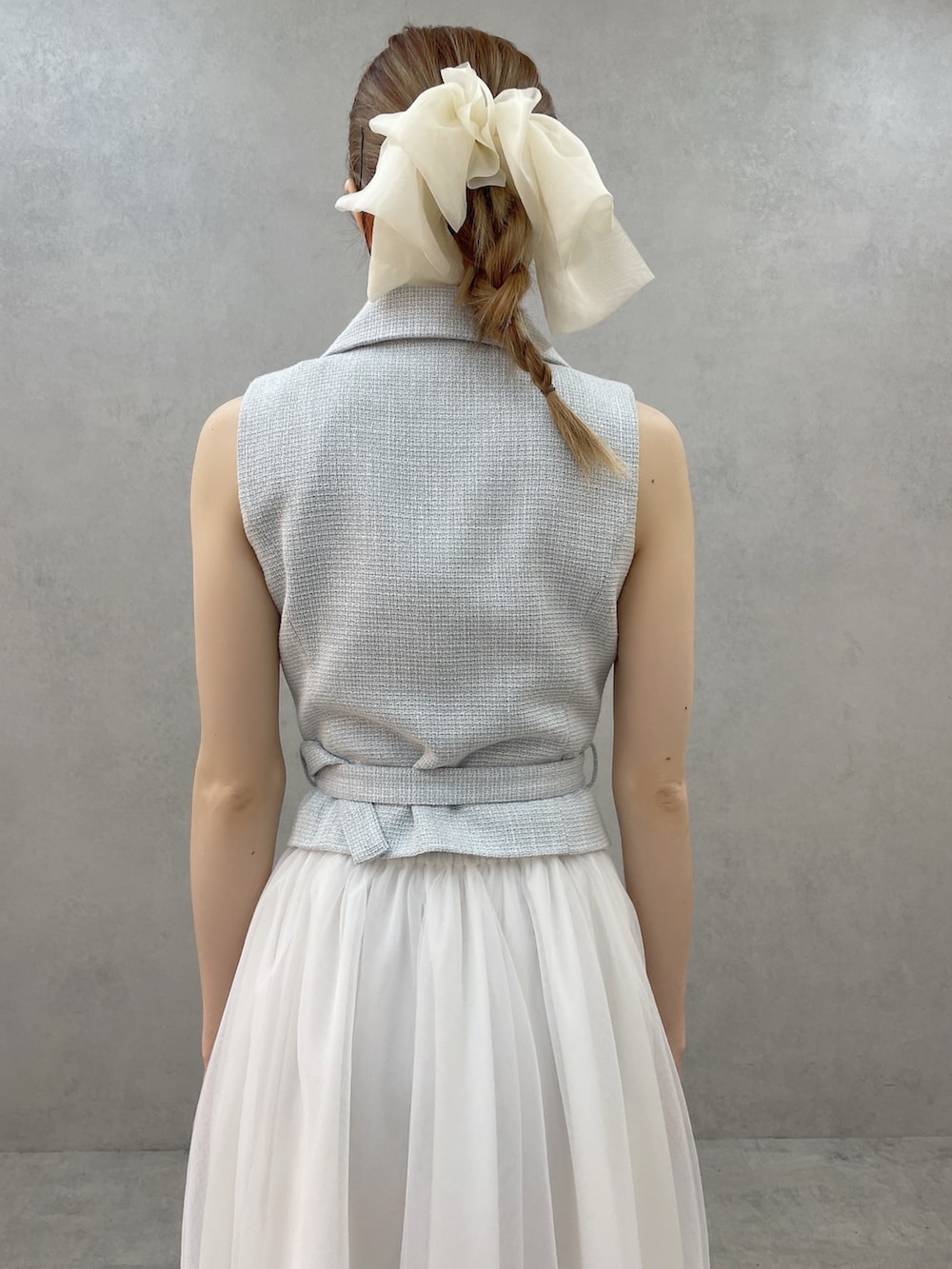 ブルー系のワンピース、ホワイト系のハンドバッグ、ホワイト系のサンダルを着用したレディースの春コーディネートの6枚目の写真