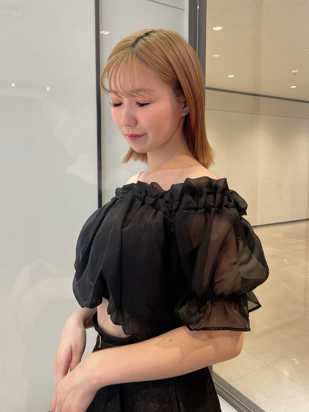 ブラック系のシャツ/ブラウス、ブラック系のデニムスカート、ブラック系のブーツを着用したレディースの夏コーディネートの5枚目の写真