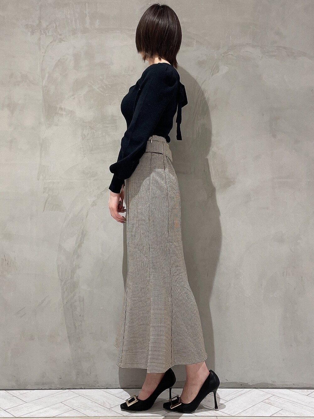 ブラック系のパンプス、その他のテーラードジャケット、その他のスカートを着用したレディースの冬コーディネートの6枚目の写真