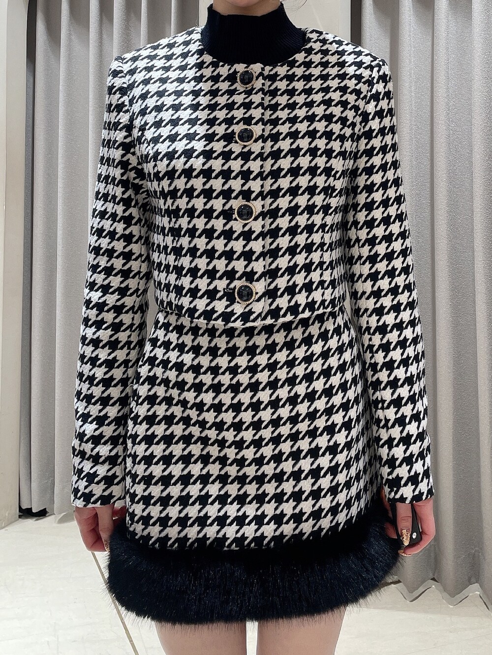 ブラック系のダウンジャケット/コート、その他のノーカラージャケット、その他のスカートを着用したレディースの秋コーディネートの5枚目の写真