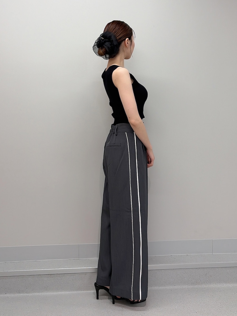 ブラック系のタンクトップ、グレー系のその他パンツ、ブラック系のサンダルを着用したレディースの夏コーディネートの2枚目の写真