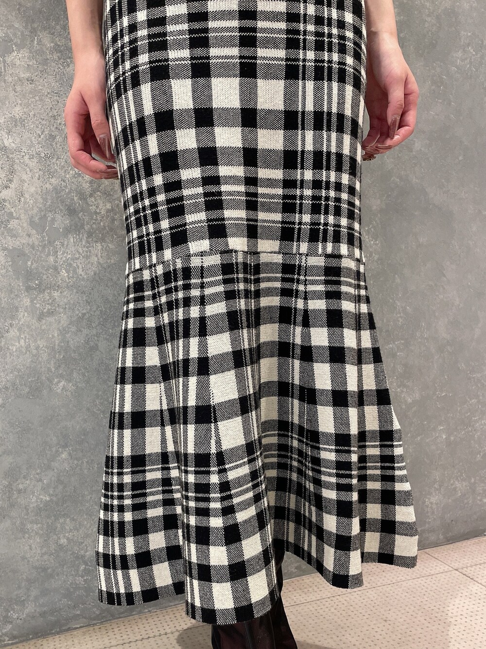 ブラック系のショルダーバッグ、ブラック系のワンピース、ブラック系のブーツを着用したレディースの夏コーディネートの8枚目の写真