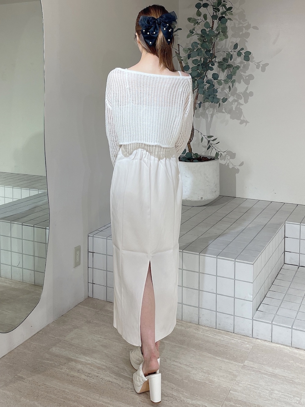 ホワイト系のニット/セーター、ホワイト系のワンピース、ホワイト系のサンダルを着用したレディースの夏コーディネートの3枚目の写真