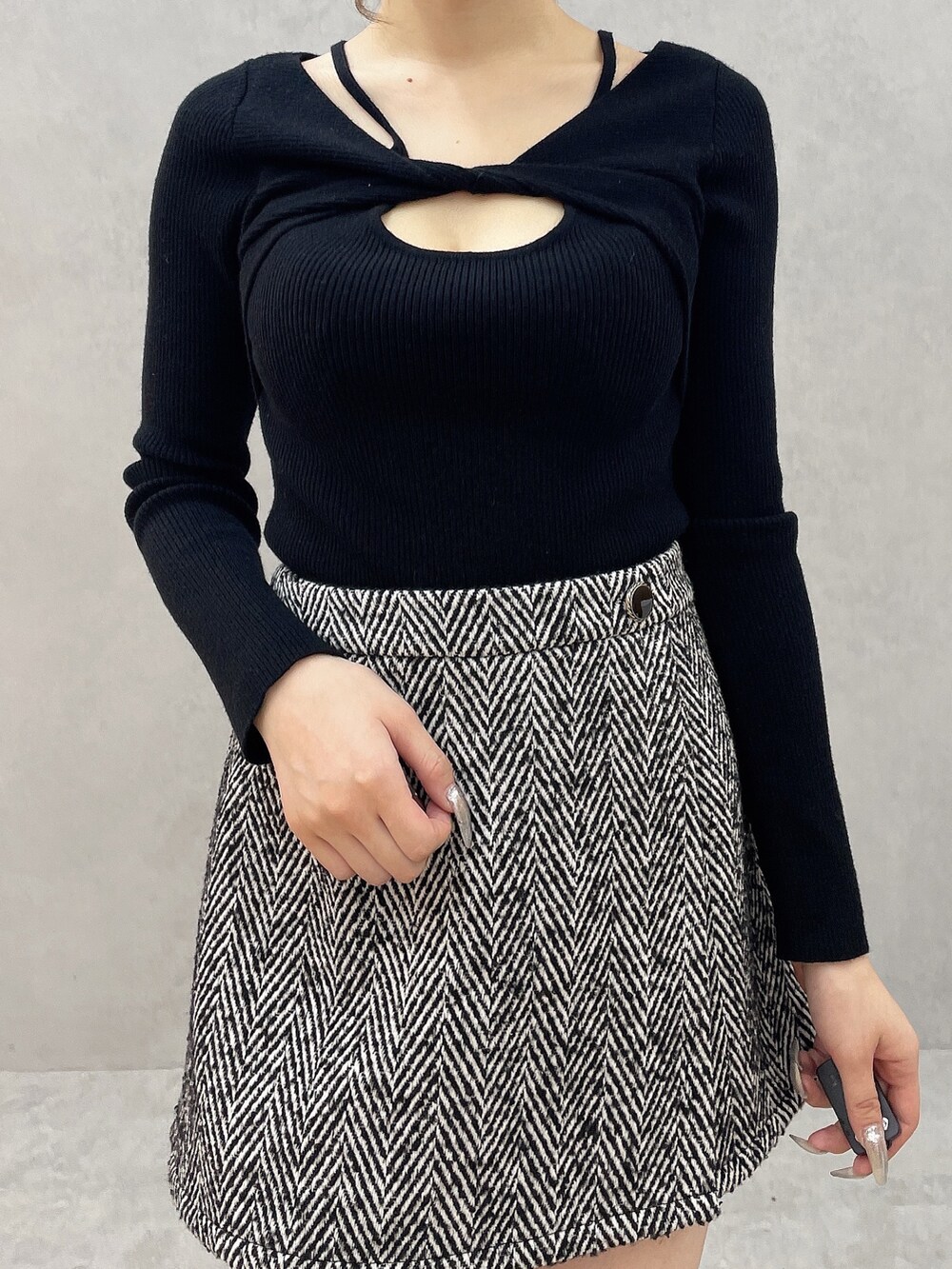 ブラック系のブーツ、ブラック系のニット/セーター、ブラック系のその他パンツを着用したレディースの秋コーディネートの10枚目の写真