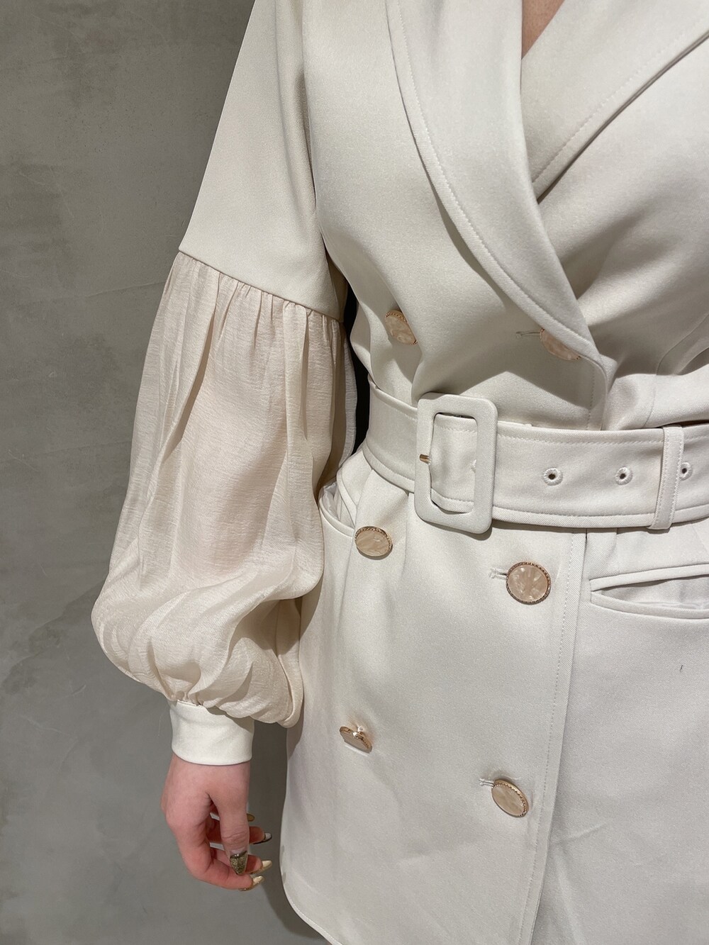 ホワイト系のブーツ、ホワイト系のワンピースを着用したレディースの冬コーディネートの6枚目の写真