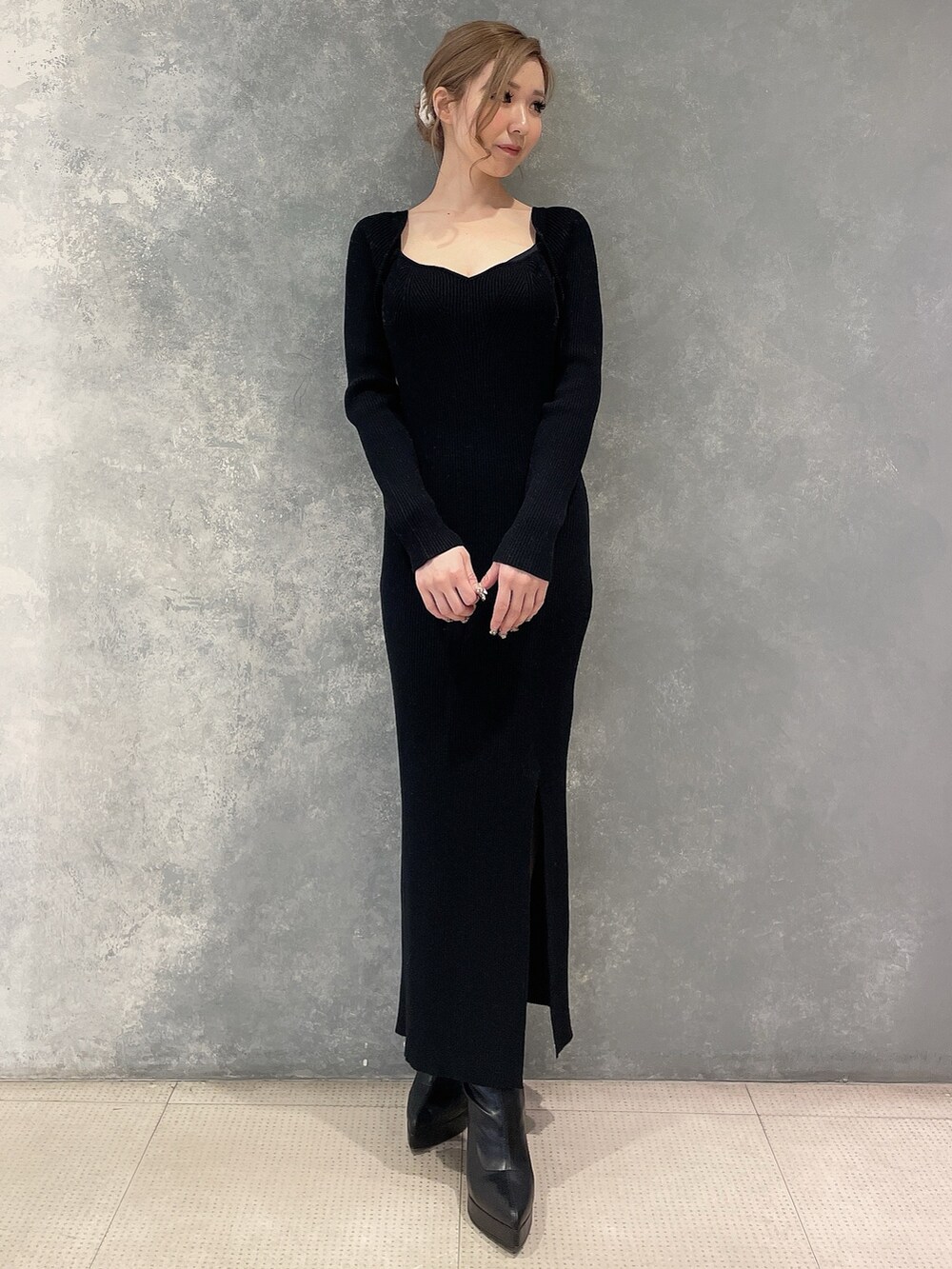 ベージュ系のブルゾン、ブラック系のワンピース、ブラック系のブーツを着用したレディースの秋コーディネートの5枚目の写真