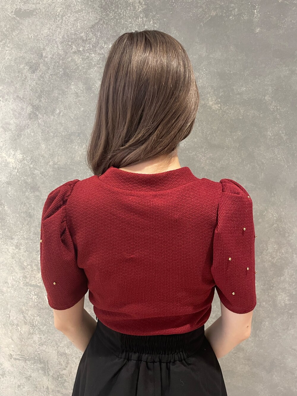 レッド系のTシャツ/カットソー、ブラック系のその他パンツ、ブラック系のブーツを着用したレディースの夏コーディネートの6枚目の写真