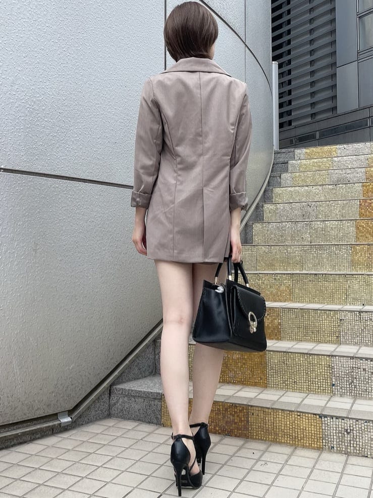 ベージュ系のテーラードジャケット、ブラック系のハンドバッグ、ベージュ系のその他パンツを着用したレディースの夏コーディネートの4枚目の写真