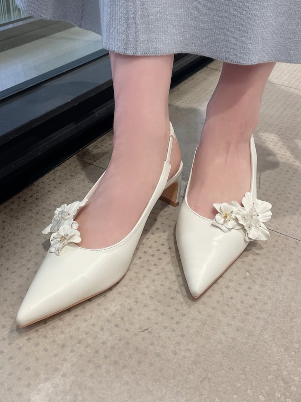 ホワイト系のテーラードジャケット、ホワイト系のシャツ/ブラウス、ベージュ系のスカートを着用したレディースの冬コーディネートの9枚目の写真