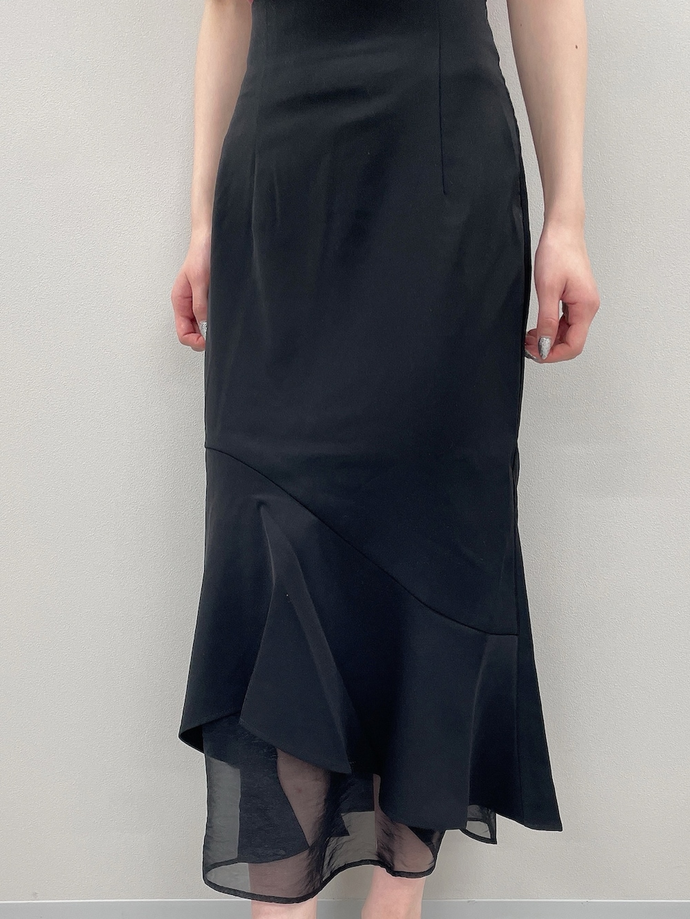 その他のニット/セーター、ブラック系のスカート、ブラック系のサンダルを着用したレディースの春コーディネートの6枚目の写真