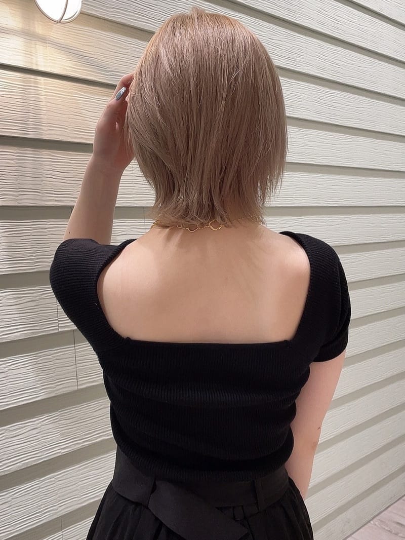 ブラック系のパンプス、ブラック系のニット/セーター、ブラック系のスカートを着用したレディースの春コーディネートの6枚目の写真