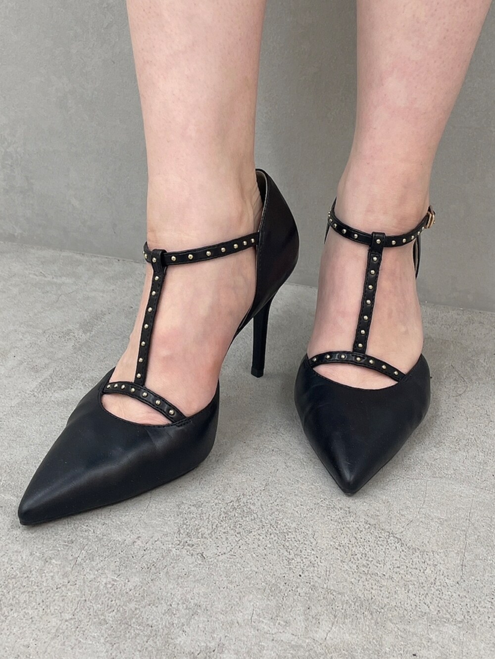 ブラック系のライダースジャケット、その他のワンピース、ブラック系のハンドバッグを着用したレディースの秋コーディネートの10枚目の写真