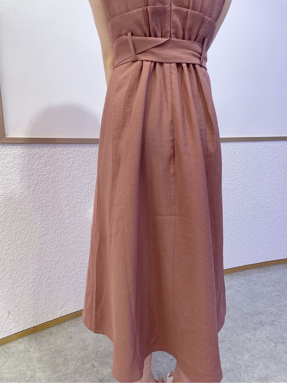 ホワイト系のサンダル、その他のショルダーバッグ、ピンク系のワンピースを着用したレディースの夏コーディネートの8枚目の写真