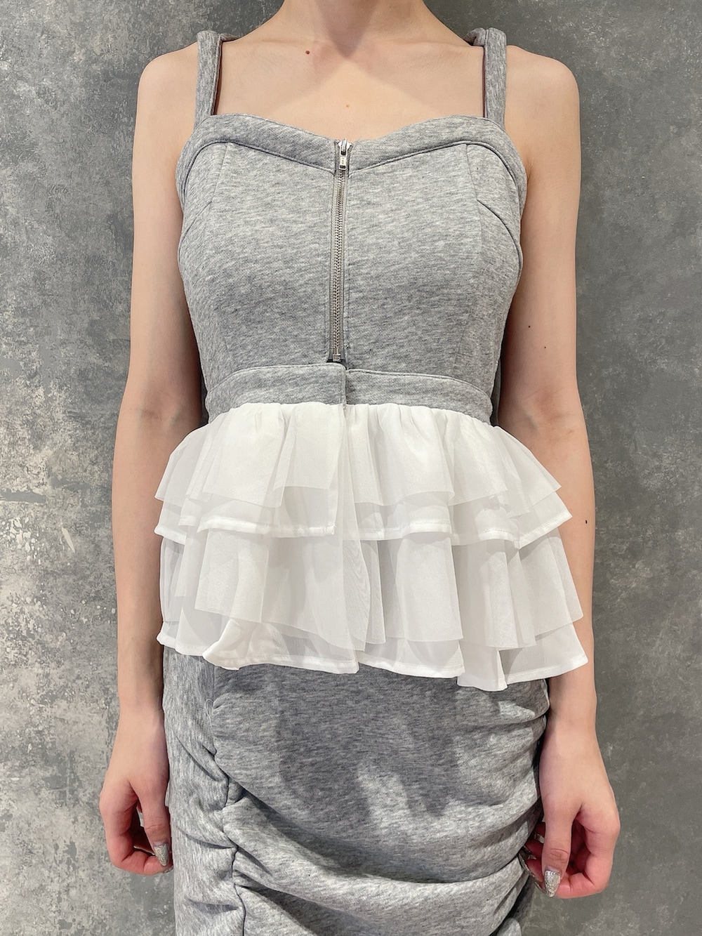 グレー系のキャミソール、グレー系のスカート、ブラック系のサンダルを着用したレディースの夏コーディネートの5枚目の写真