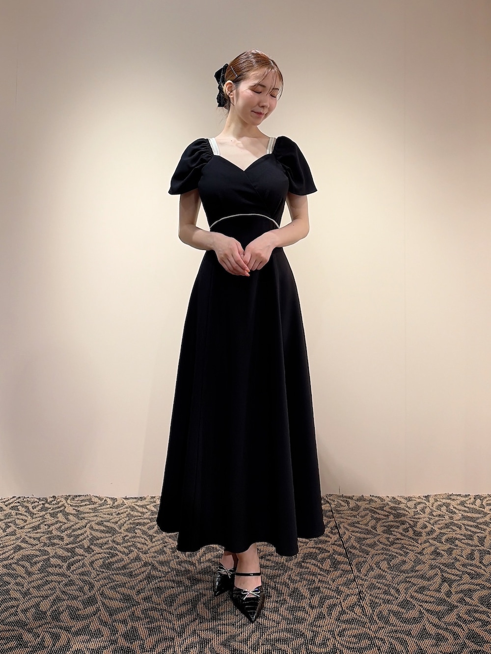 ブラック系のワンピース、ブラック系のバレッタ/ヘアクリップを着用したレディースの夏コーディネートの2枚目の写真