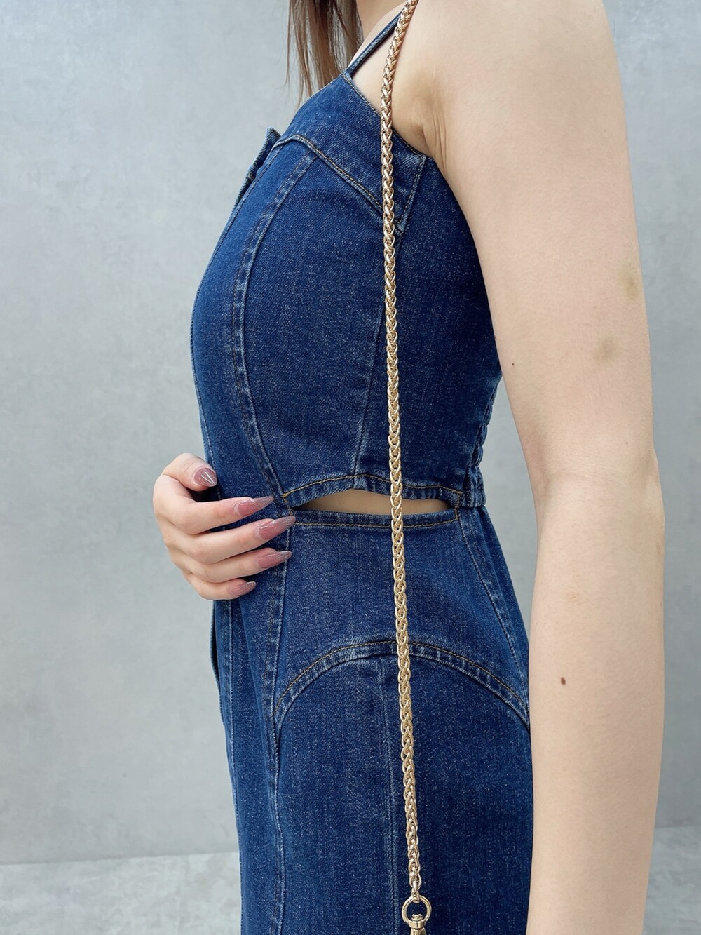 ブルー系のワンピース、ブラック系のショルダーバッグ、その他のパンプスを着用したレディースの冬コーディネートの7枚目の写真