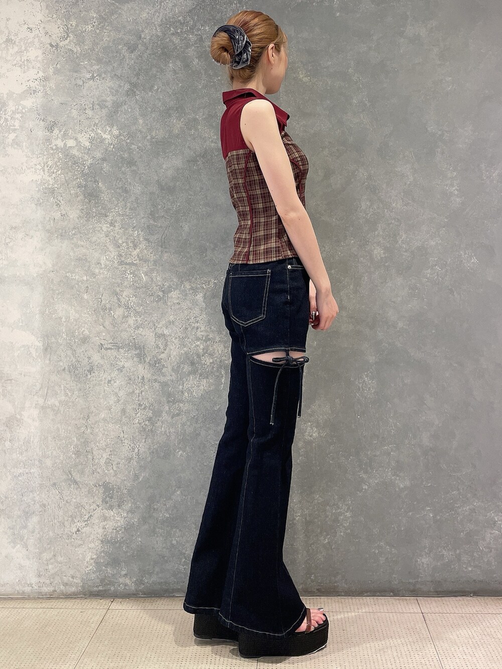 レッド系のシャツ/ブラウス、ブルー系のデニムパンツ、ブラック系のサンダルを着用したレディースの夏コーディネートの3枚目の写真