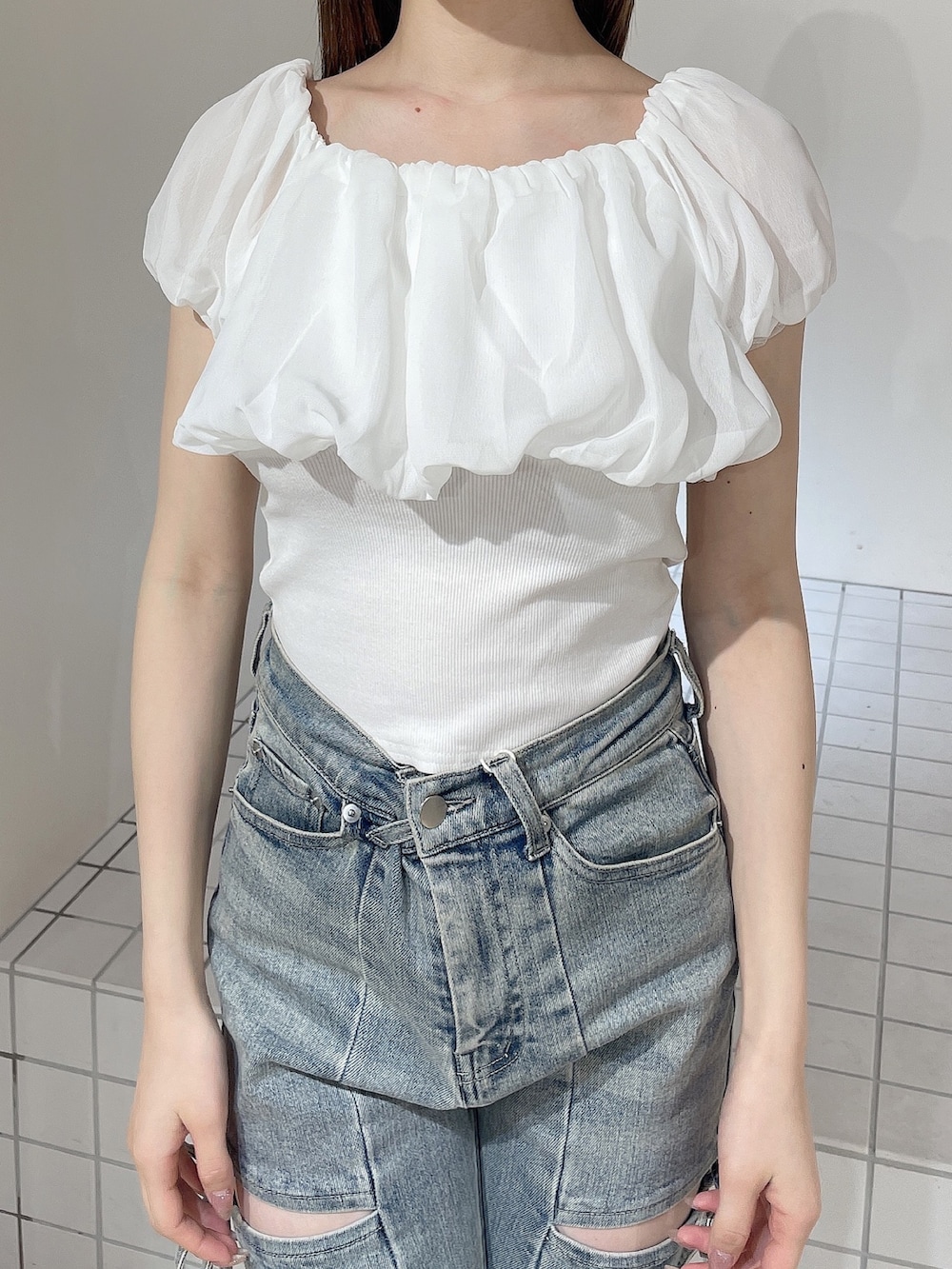 ホワイト系のTシャツ/カットソー、ブルー系のデニムパンツ、ベージュ系のサンダルを着用したレディースの夏コーディネートの8枚目の写真