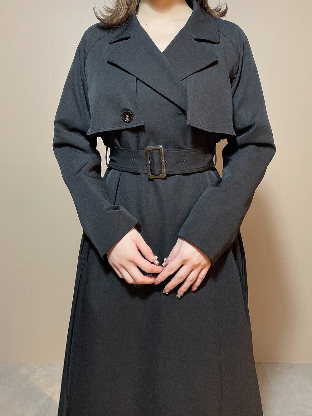 ブラック系のトレンチコート、ブラック系のパンプスを着用したレディースの冬コーディネートの6枚目の写真