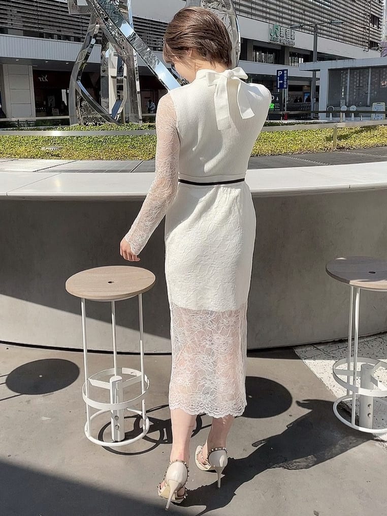ホワイト系のスカート、ホワイト系のパンプス、ホワイト系のニット/セーターを着用したレディースの春コーディネートの3枚目の写真