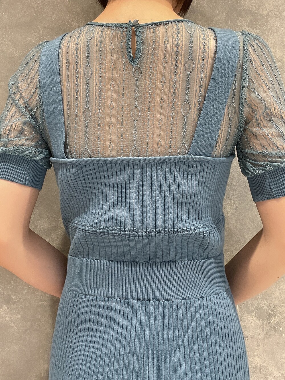 ホワイト系のサンダル、ブルー系のワンピースを着用したレディースの春コーディネートの7枚目の写真