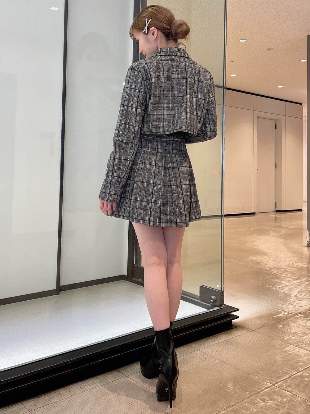 その他のテーラードジャケット、その他のスカート、ブラック系のTシャツ/カットソーを着用したレディースの夏コーディネートの3枚目の写真