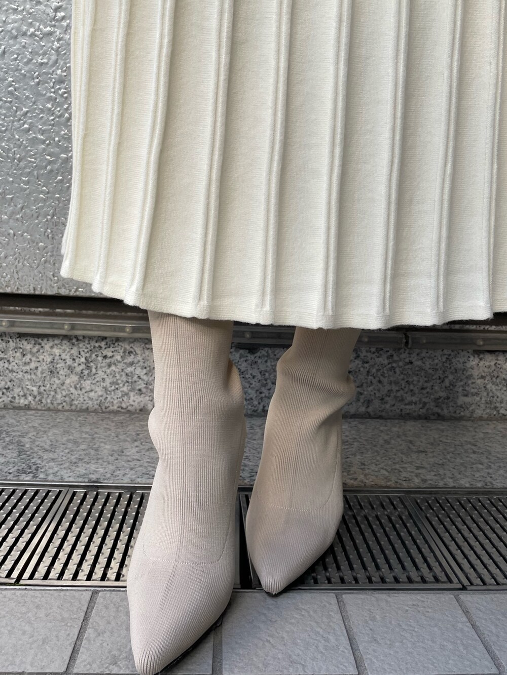 ホワイト系のワンピース、ホワイト系のブーツを着用したレディースの冬コーディネートの8枚目の写真