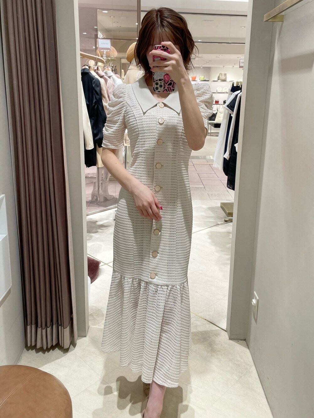 ホワイト系のワンピース、ベージュ系のパンプスを着用したレディースの春コーディネートの4枚目の写真