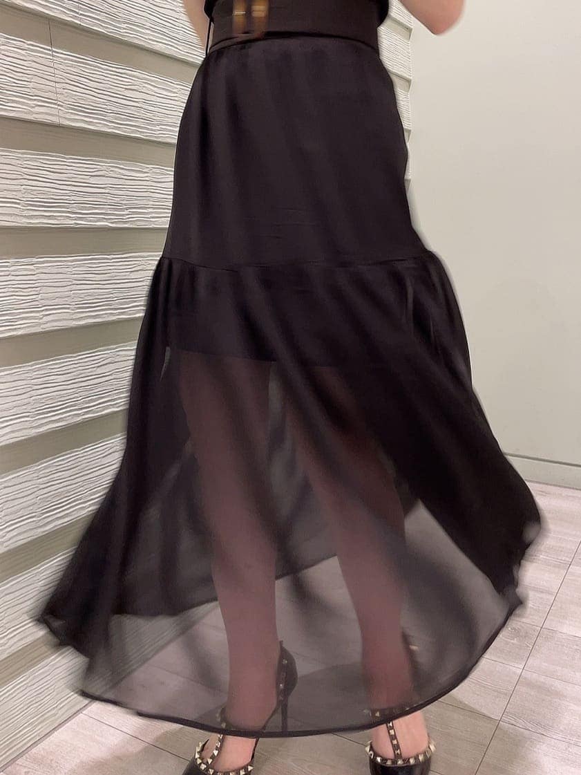ブラック系のパンプス、ブラック系のニット/セーター、ブラック系のスカートを着用したレディースの春コーディネートの7枚目の写真